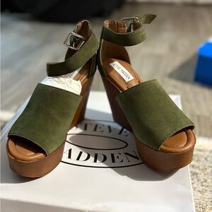 Steve Madden Green and Brown wedges